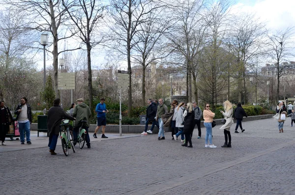 Paryż Francja Marca 2023 Ludzie Ogrodzie Nelson Mandela Obok Les — Zdjęcie stockowe