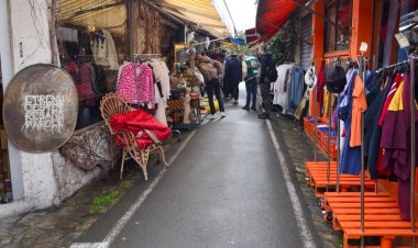 Paris, Fransa - 19 Mart 2023: Paris, Fransa 'daki ünlü bit pazarında ikinci el mağazalar.