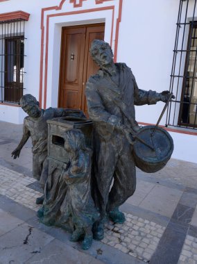 Moguer, İspanya - 31 Temmuz 2023: Yazar Juan Ramon Jimenez 'in anısına Endülüs' ün Huelva köyü Moguer 'in sokaklarında sanatçı Martn Lagares' in bronz heykeli.