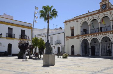 Moguer, İspanya - 30 Temmuz 2023: Nobel yazarı Juan Ramon Jimenez 'in anısına Moguer, Huelva, Endülüs, İspanya' daki belediye binasının önündeki anıt.