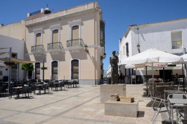 Moguer, İspanya - 30 Temmuz 2023: İspanyol yazar Zenobia Camprubi 'nin anıtı, Moguer, Endülüs, İspanya' da Nobel yazarı Juan Ramon Jimenez 'in eşi.