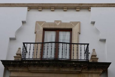 Eski Sevilla, Endülüs, İspanya 'daki beyaz cephe evinin balkon tezgahı.
