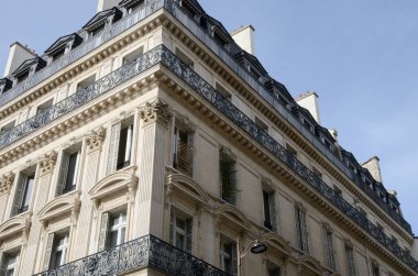 Fransa, Paris 'te konut cephesinde balkonlarda pencere ve süslü demir parmaklıklar..