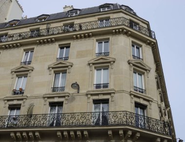 Paris, Fransa 'da tavan arası olan bej renkli bir bina..