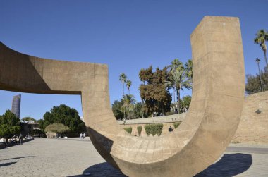 Sevilla, İspanya - 25 Kasım 2023: Sevilla, İspanya 'da heykeltıraş ve ressam Chillida Bronz heykelinin Hoşgörü Anıtı. 