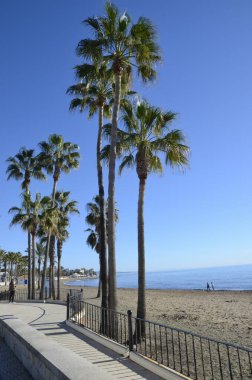 Marbella, İspanya - 10 Aralık 2023: Marbella, Endülüs, İspanya 'da güneşli bir Aralık günü.