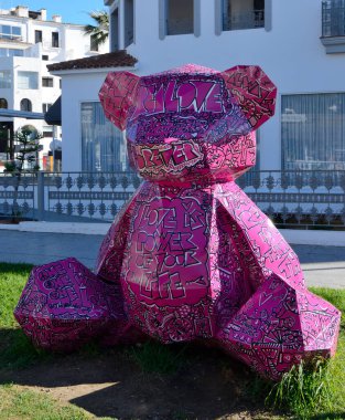 Marbella, İspanya - 10 Aralık 2023: İspanya 'nın Marbella kentindeki Banus limanında büyük fuşya ayı heykeli. 