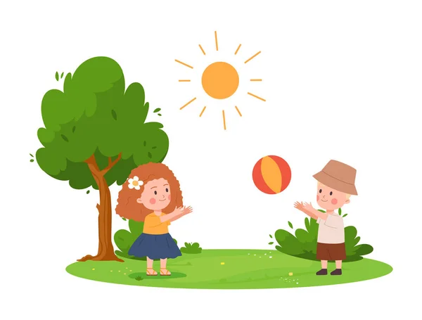 Cartoon Kinder Spielen Ball Auf Schönen Sommer Rasen Flache Vektorillustration — Stockvektor