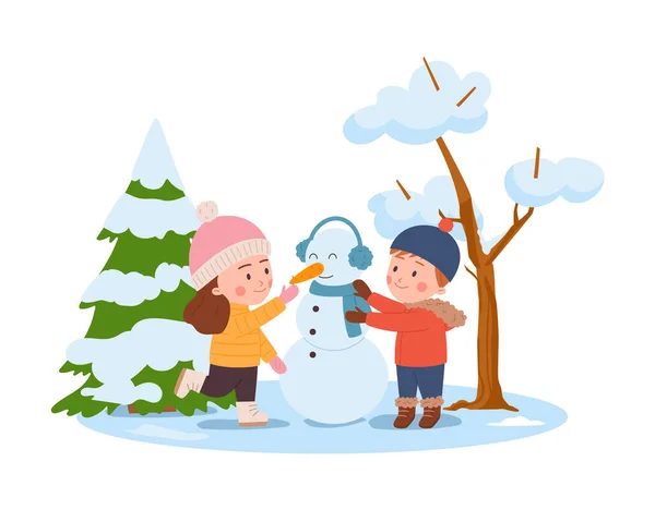 冬に屋外で遊んでいる子供たち 白い背景に隔離された平らな漫画のベクトルイラスト 冬の風景の中で雪だるまを作る幸せな男の子と女の子 — ストックベクタ