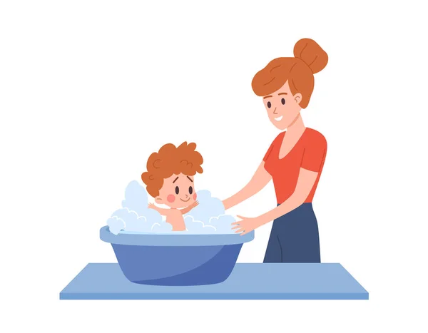 母は洗面台で小さい赤ん坊を洗い 白い背景で隔離された漫画の平らなベクトル図 かわいい幼児や幼児が泡風呂に入る 子供のためのシャワーと衛生の概念 — ストックベクタ
