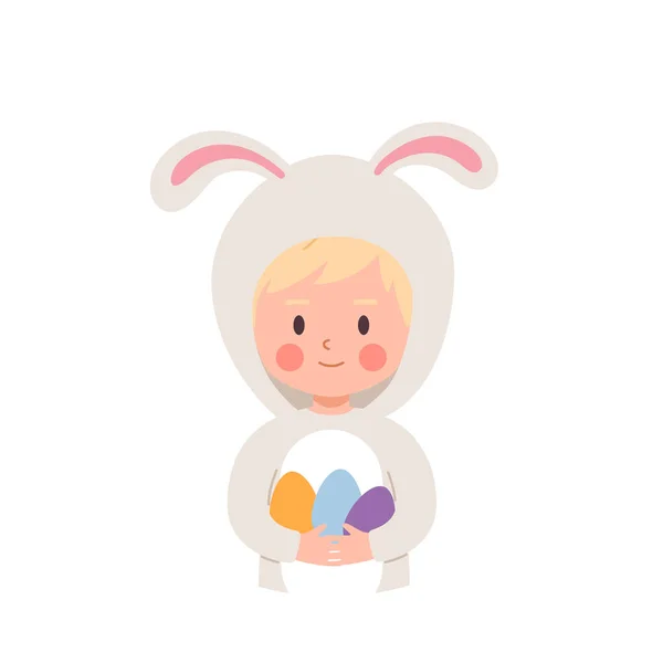 可爱的男孩 身穿兔子服装 手持彩色复活节彩蛋 卡通平面矢量图以白色背景隔离 孩子们在玩寻蛋游戏 春节庆祝活动 — 图库矢量图片