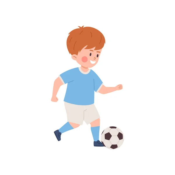 サッカーをする小さな少年 キックボール 白い背景に隔離された平らなベクトルのイラスト かわいい子供がスポーツゲームをする 趣味と健康的なライフスタイルの概念 — ストックベクタ
