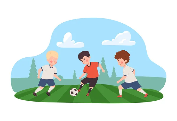 Małe Dzieci Grają Futbol Szczęśliwi Chłopcy Grają Piłkę Trawniku Stadionie — Wektor stockowy