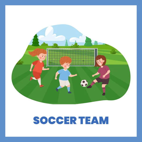 小さな子供たちは スタジアムの芝生でサッカーをしたり 幸せな女の子や少年がサッカーをする スポーツウェアの漫画の子供たちは サッカーボールベクターのイラストをキックします 健康なスポーツチームのゲームポスター — ストックベクタ