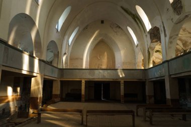 Terk edilmiş eski kilise. Harabeler, anıtlar, dönüm noktaları. Mahvolmuş antika. Katoliklik