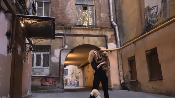 Lockiges Mädchen Mit Hunden Vor Dem Hintergrund Alter Wohnhäuser Frau — Stockvideo