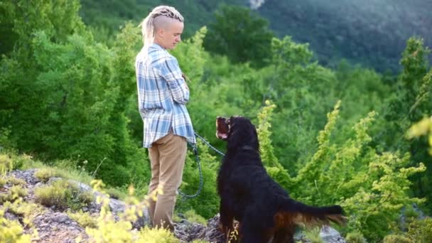 Une Fille Dreadlocks Avec Colon Gordon Toile Fond Des Montagnes — Video