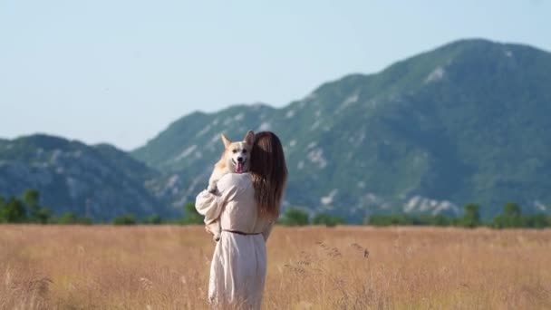 Eine Frau Dreht Sich Freudig Freien Mit Ihrem Hund Welsh — Stockvideo