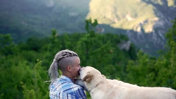 Seorang Wanita Dan Anjing Mereka Berbagi Momen Penuh Kasih Dengan — Stok Video