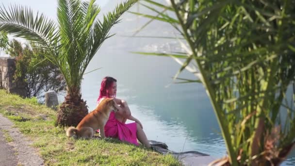 Una Mujer Relaja Junto Lago Con Shiba Inu Enmarcada Por — Vídeos de Stock