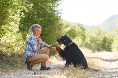 Rastalı bir kız ve köpek terbiyecisi Gordon dağların arkasındalar. Arkadaşlık, köpeklerle yürümek.