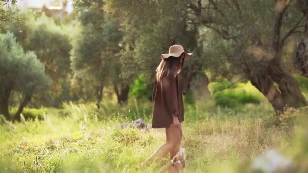 Eine Ruhige Dame Mit Hut Und Ihrem Treuen Walisischen Corgi — Stockvideo