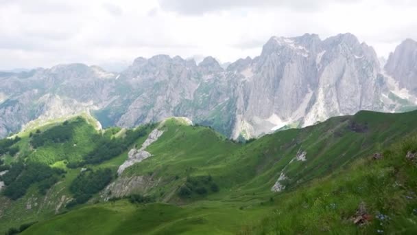 Гірська Стежка Вигнута Через Альпійську Красу Мандрівники Прямують Меандр Уздовж — стокове відео