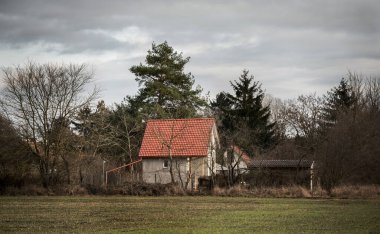 Çiftlikte terk edilmiş küçük bir ev Bulutlu bir gün