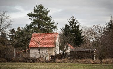 Çiftlikte terk edilmiş küçük bir ev Bulutlu bir gün