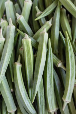 Taze Lady Fingers veya taze pazarda bamya