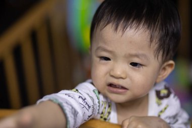 Bebek yatağında sevimli ve mutlu Çinli erkek bebek portresi