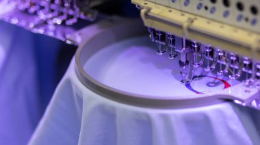 Kumaş Üreticilerinde Tekstil Endüstrisinde Nakış Makinesi İğnesi, Nakış İğnesi, İplikli İğne (seçici odaklanma ve yumuşak odaklanma)