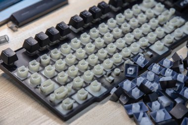 Masadaki bilgisayar klavyesinin sökülmesi ve temizlenmesi