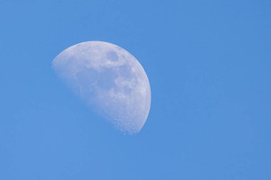 Yarım Ay Arkaplanı Dünya 'nın yörüngesinde dönen ve Dünya' nın tek kalıcı doğal uydusu olan astronomik bir cisim.