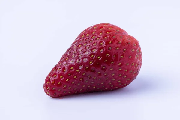 白色背景下分离的新鲜草莓的特写图像 — 图库照片