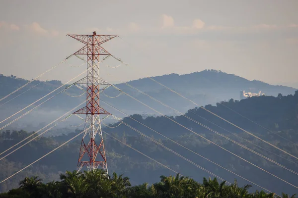 自然の背景を持つ電気伝送サブステーションと発電所 — ストック写真