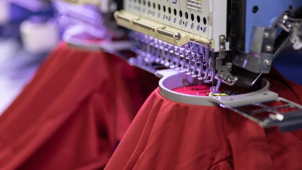 Hímzőgéptű Textiliparban Ruházati Gyártóknál Hímzőtű Cérnás Szelektív Fókusz Lágy Fókusz — Stock Fotó