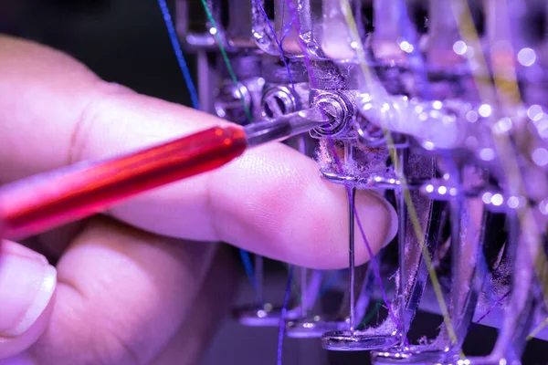 Egy Férfi Kéz Rögzíti Tűt Hímzőgép Textiliparban Ruhagyártók Használ Szelektív — Stock Fotó