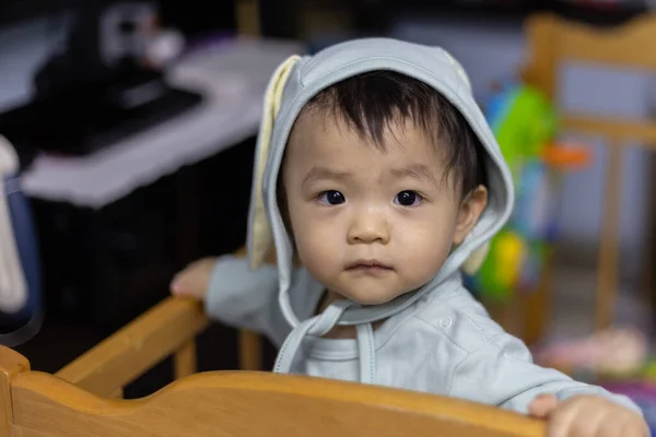 Αξιολάτρευτο Και Ευτυχισμένο Παιδί Κινεζάκι Χαλαρώνει Στο Κρεβάτι — Φωτογραφία Αρχείου