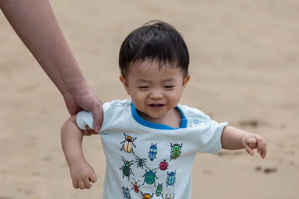 Kleine Jongen Veel Plezier Het Strand — Stockfoto