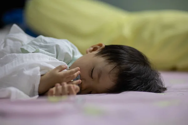 Close Adorável Bonito Criança Bebê Dormindo Cama — Fotografia de Stock