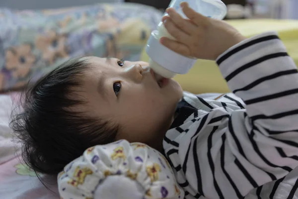 Asiatisk Kinesisk Pojke Ligger Sängen Med Att Hålla Mjölkflaska Dricka — Stockfoto