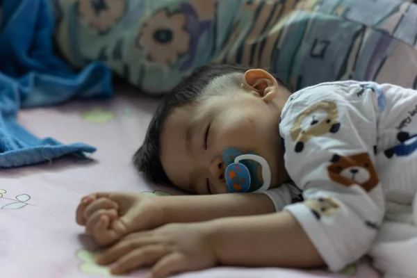 Primer Plano Adorable Lindo Niño Bebé Durmiendo Cama —  Fotos de Stock
