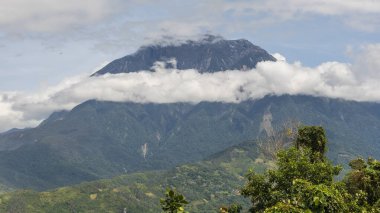 Sabah 'ın en büyük dağı Kinabalu, Borneo açık mavi gökyüzü
