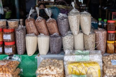 Kundasang, Sabah, Malezya-18 Aralık 2021: Yerel halkın Pekan Nabalu Kundasang, Sabah, Malezya 'daki ziyaretçilere yerel yiyecek, meyve ve el işi ürünleri satarken çekilmiş görüntüleri