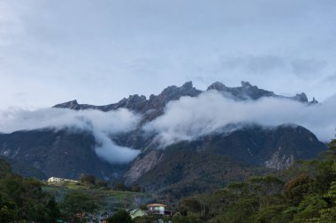 Sabah 'ın en büyük dağı Kinabalu, Borneo açık mavi gökyüzü