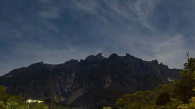 Sabah, Borneo 'nun en büyük Kinabalu Dağı' nın gece manzarası