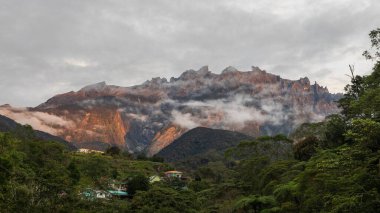 Sabah 'ın en büyük dağı Kinabalu, Borneo açık mavi gökyüzü