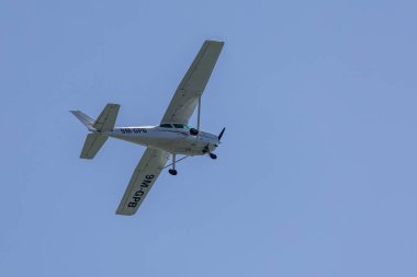 Kota Kinabalu, Sabah, Malezya-23 Aralık 2021: Kota Kinabalu hava sahasında uçan özel bir tek motorlu uçak.