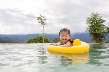1-2 yaş arası, mutlu ve bilardo oynayan bir çocuğun portresi.